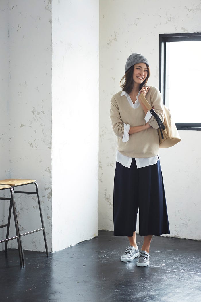 Vネックニット¥15,000/Sov.(フィルム) ドロップショルダーシャツ¥23,000/ドゥーズィエム クラス(ミューズ ドゥ ドゥーズィエムクラス) タックガウチョパンツ¥19,000/ANAYI ニット帽¥6,400/CA4LA(CA4LA ショールーム) レザーリュック¥7,900/LAUGOA スニーカー¥21,500/Amb(HIGH BRIDGE INTERNATIONAL)(C)TOPLOG