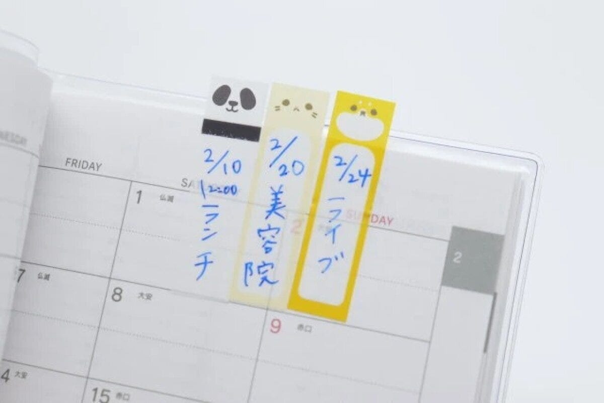 手帳に貼られた動物柄のインデックスふせんに日付と予定が書かれている 手帳に貼られた動物柄のインデックスふせんに日付と予定が書かれている