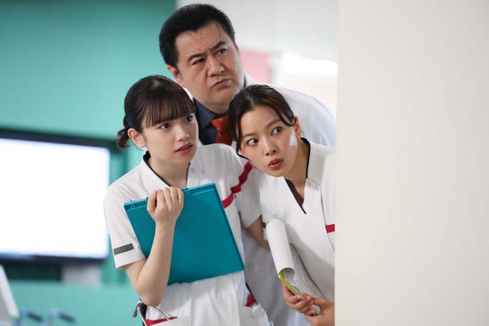 (左から)あかせあかり、⼩⼿伸也、織⽥梨沙「となりのナースエイド」第7話より(C)日本テレビ