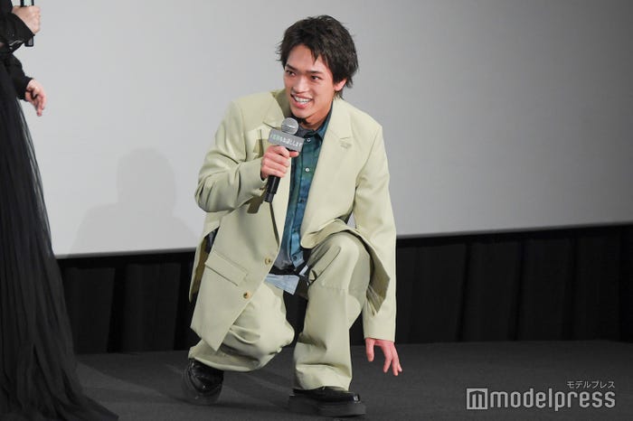 韓国式の土下座に入ろうとする原嘉孝(C)モデルプレス