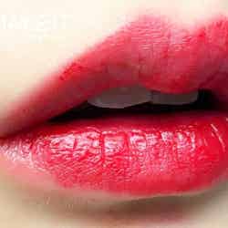 【LABIOTTE】「Wine Lip Tint "RD01 Shiraz Red"」使用 ／写真・Risa（C）メイクイット