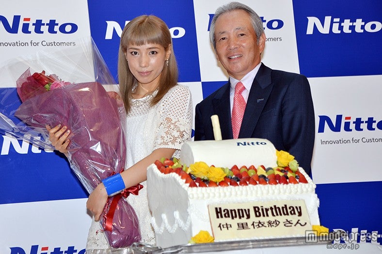 仲里依紗（左）