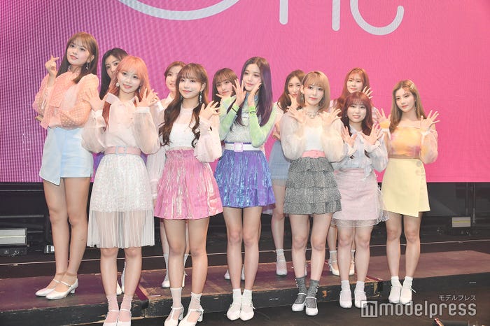 IZ*ONE(前列左から)キム・チェウォン、チョ・ユリ、チャン・ウォニョン、宮脇咲良、矢吹奈子、クォン・ウンビ(後列左から)アン・ユジン、カン・ヘウォン、本田仁美、チェ・イェナ、イ・チェヨン、キム・ミンジュ (C)モデルプレス