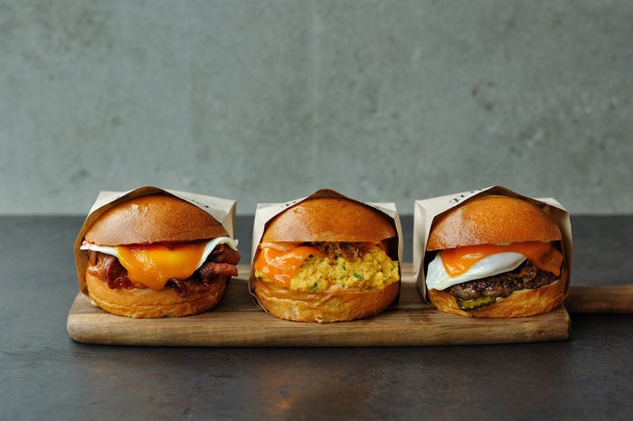 （左から）ベーコンチーズチーズサンド、フェアファックスサンド、チーズバーガー／画像提供：フレーバーワークス