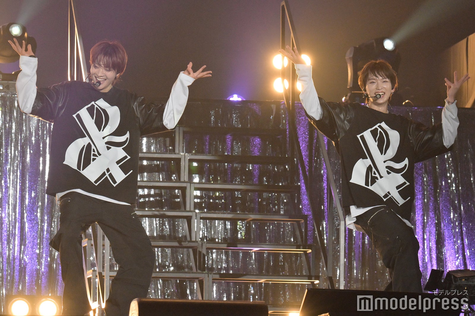 立ち位置を間違えてしまったEJと笑い合うHARUA「BEAT AX」&TEAM（C）モデルプレス