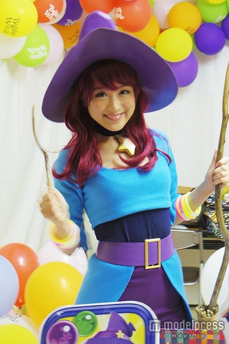 鈴木奈々、キュートな赤髪魔女に変身　プレゼントに驚愕