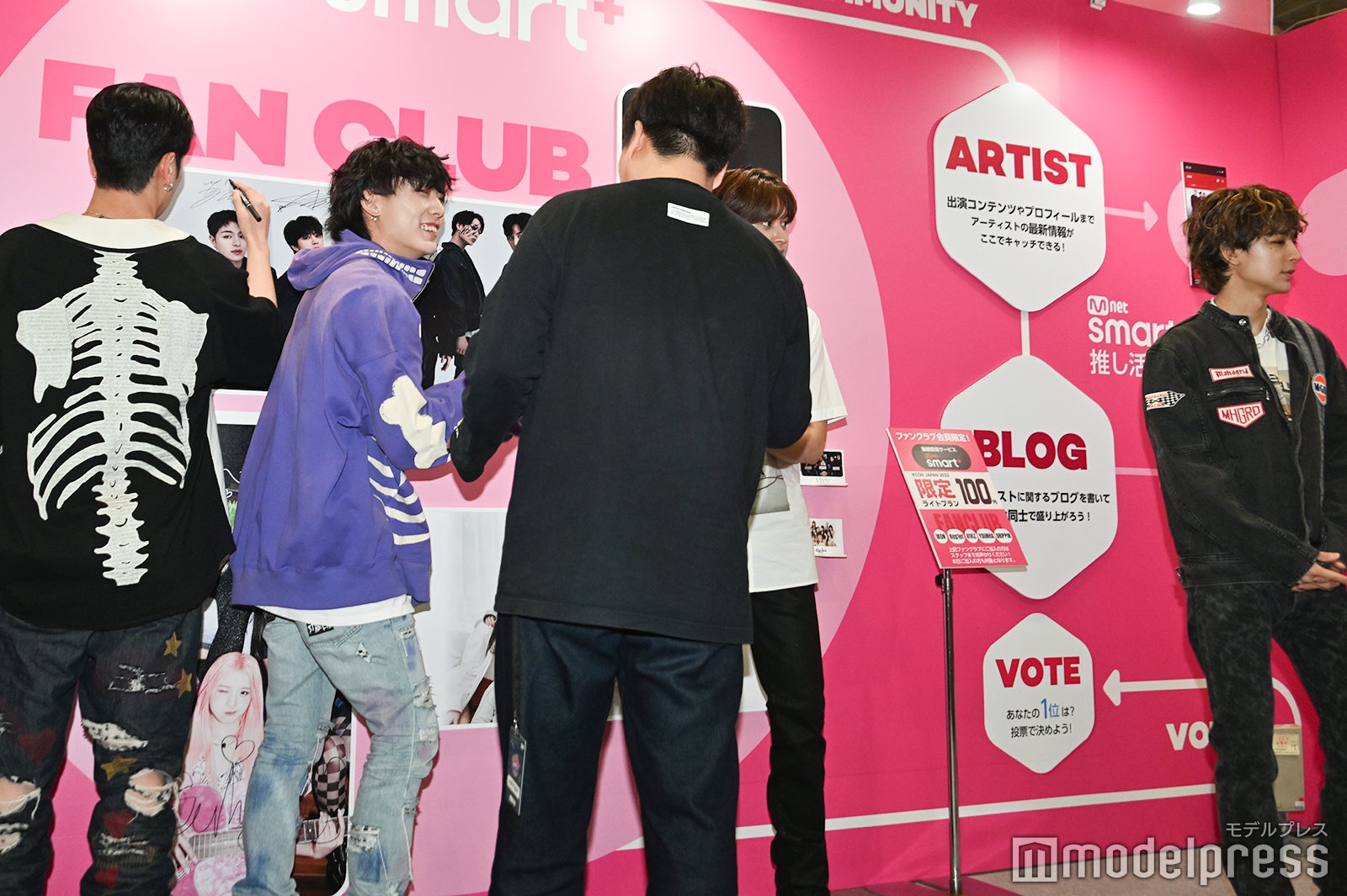 パネルにサインを記入するiKON（C）モデルプレス