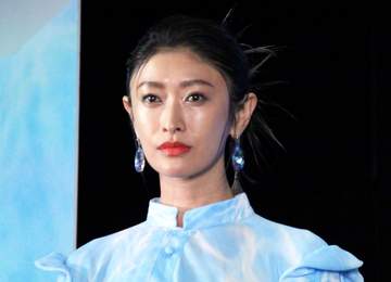 「脚が長すぎてヒール履いてるかと」4児ママ山田優 ヒザ上20cm？！の黒ワンピにファンも驚き どんな頭身？！