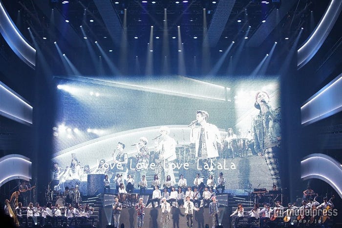 オーケストラをバックに「LOVE」を熱唱