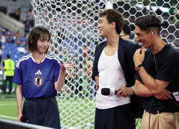 W杯中継出演の美人女優「アツかった凄かった！」偏差値70超の進学校出身 サッカーを勉強する様子も 「熱気が伝わりました」「リポーター完璧でした！」の声届く