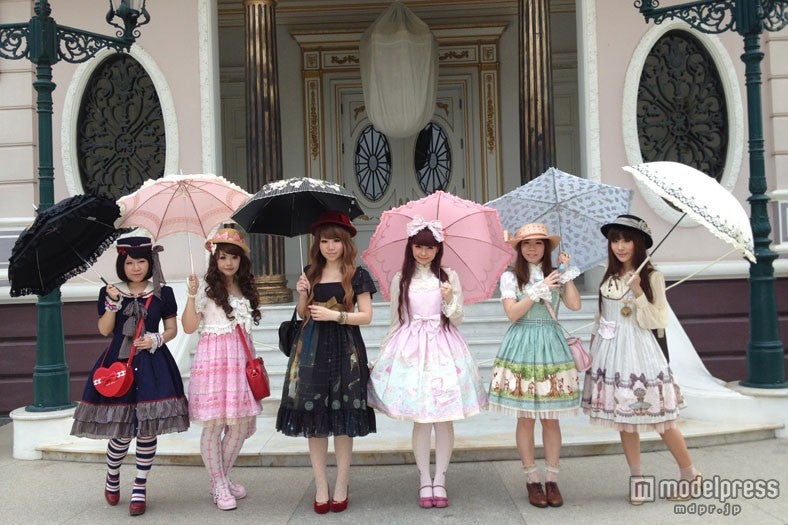 タイのロリータファンと青木美沙子（中央）