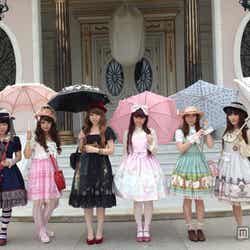 タイのロリータファンと青木美沙子(中央)