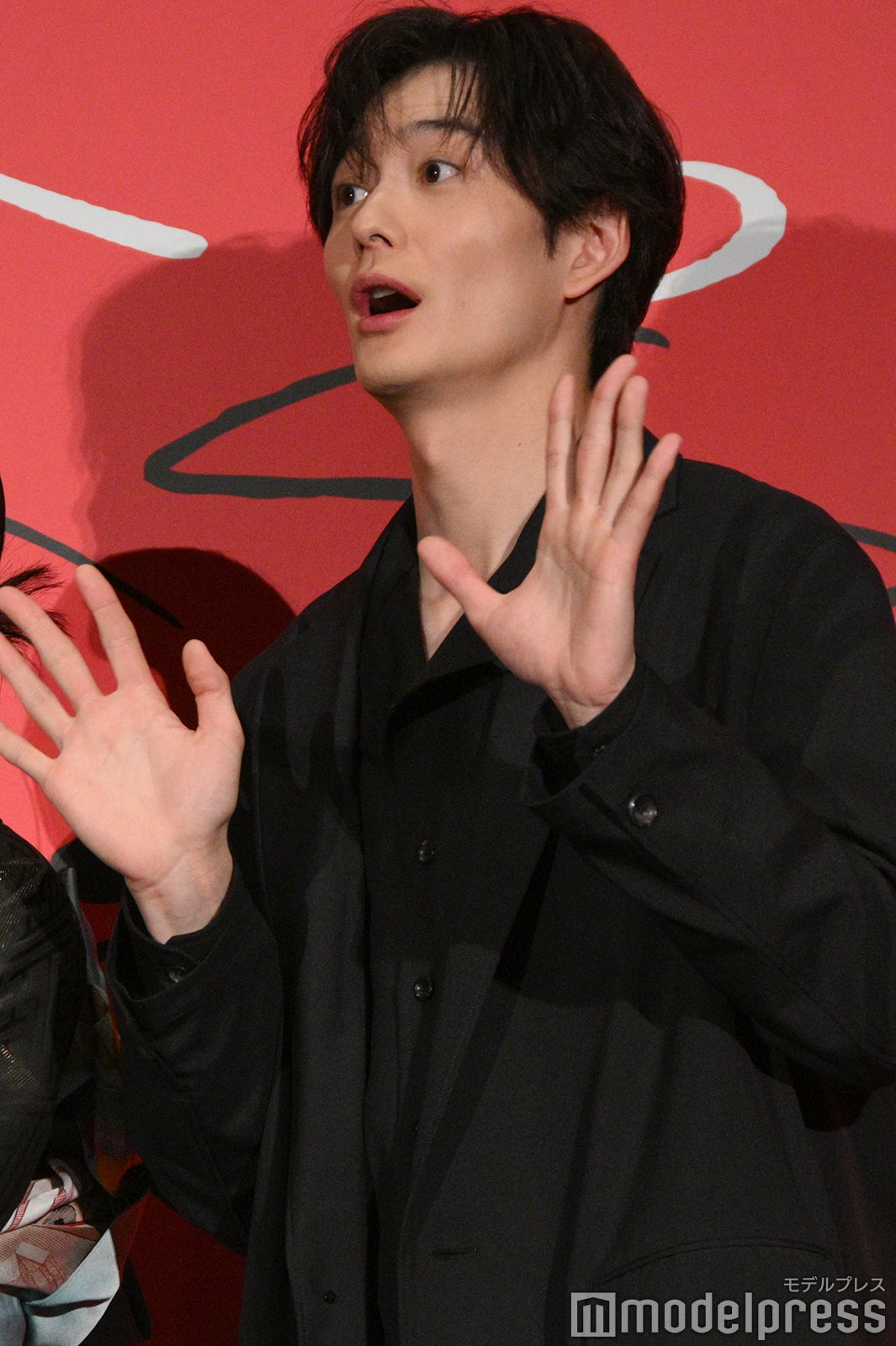 観客の連写に驚く岡田将生（C）モデルプレス