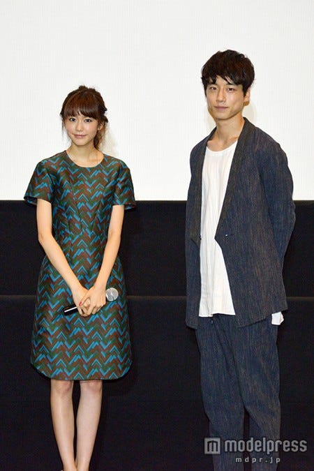坂口健太郎 桐谷美玲を後ろからギュッ 女子絶叫のサプライズ モデルプレス 坂口健太郎 桐谷美玲を後ろからギュッ 女子絶叫のサプライズ モデルプレス