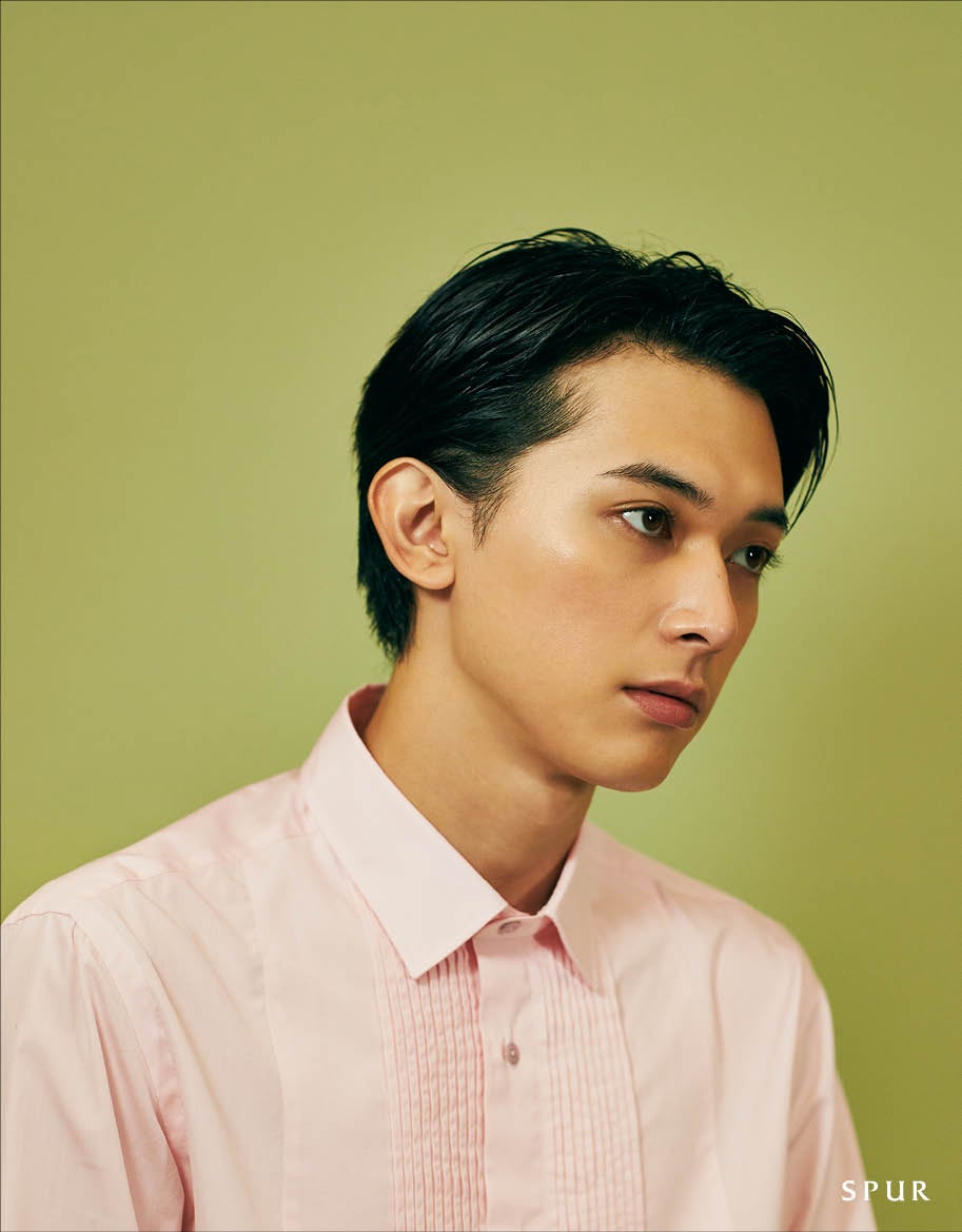 メイクアップ撮影を体験した吉沢亮（C）SPUR1月号／集英社 撮影／尾身沙紀（io）