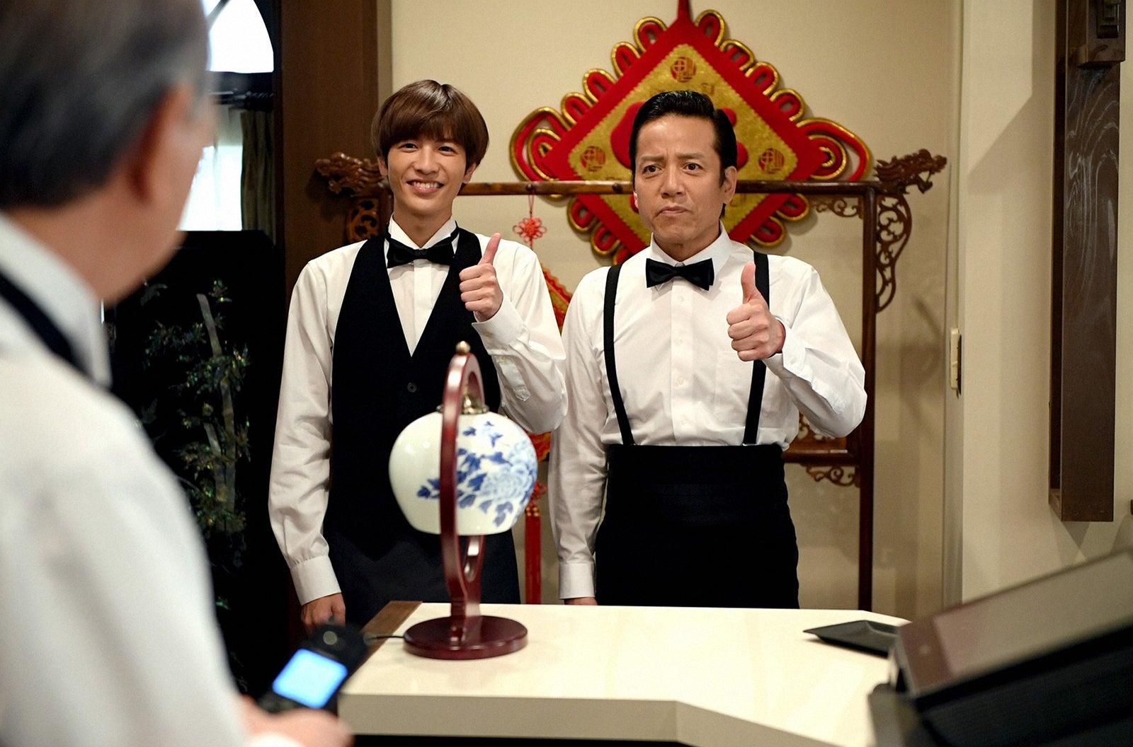 （左から）志尊淳、勝村政信／「Heaven？～ご苦楽レストラン～」第3話より（C）TBS