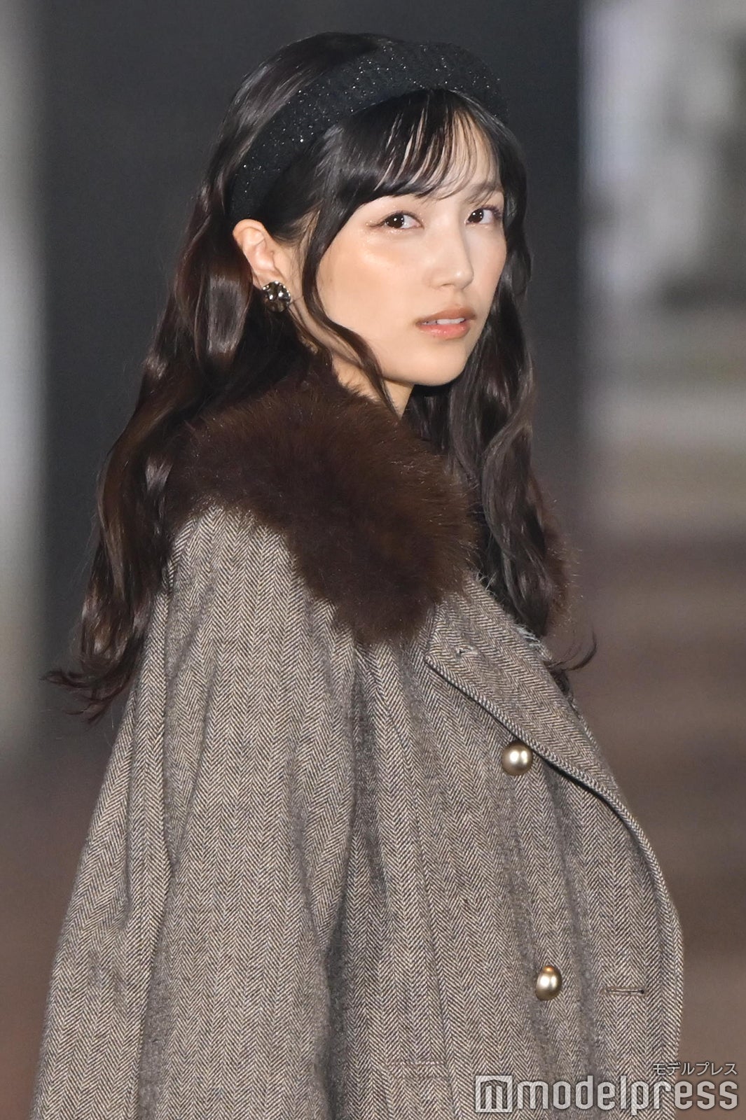 乃木坂46五百城茉央、大人びた雰囲気で初ランウェイ 美脚もチラリ【ガルアワ2025AW】