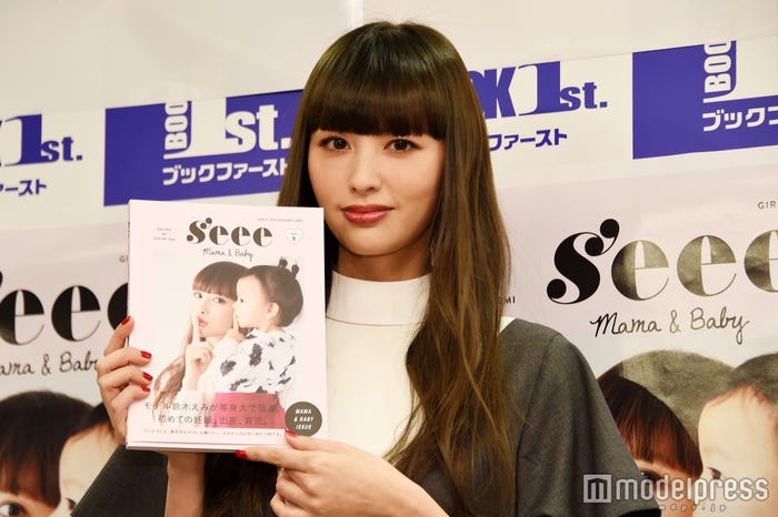 目元ギリギリぱっつん×ゆるやかウェーブヘア/鈴木えみ(C)モデルプレス