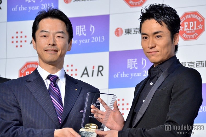 （左から）西川産業株式会社・西川八一行社長、EXILE・TETSUYA