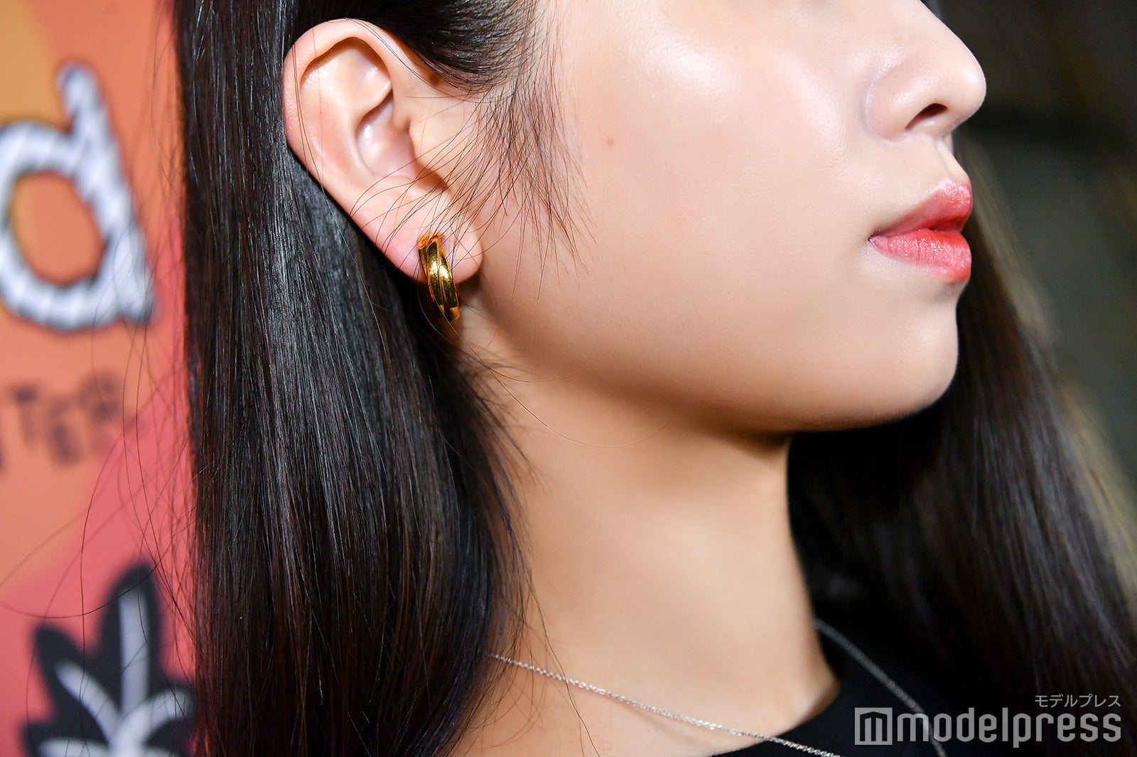 耳元にはゴールド（C）モデルプレス