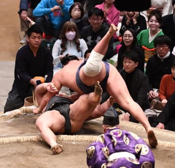 横綱豊昇龍の右おでこがズルリ、赤く血が滲む→軍配上がるも物言いがつき取り直しに 2度目の取組で伯乃富士を寄り倒しで退ける