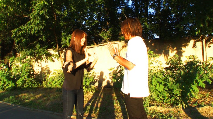 押し相撲をするみゃあと英クン「あいのり:Asian Journey」シーズン2第14話より(C)フジテレビ