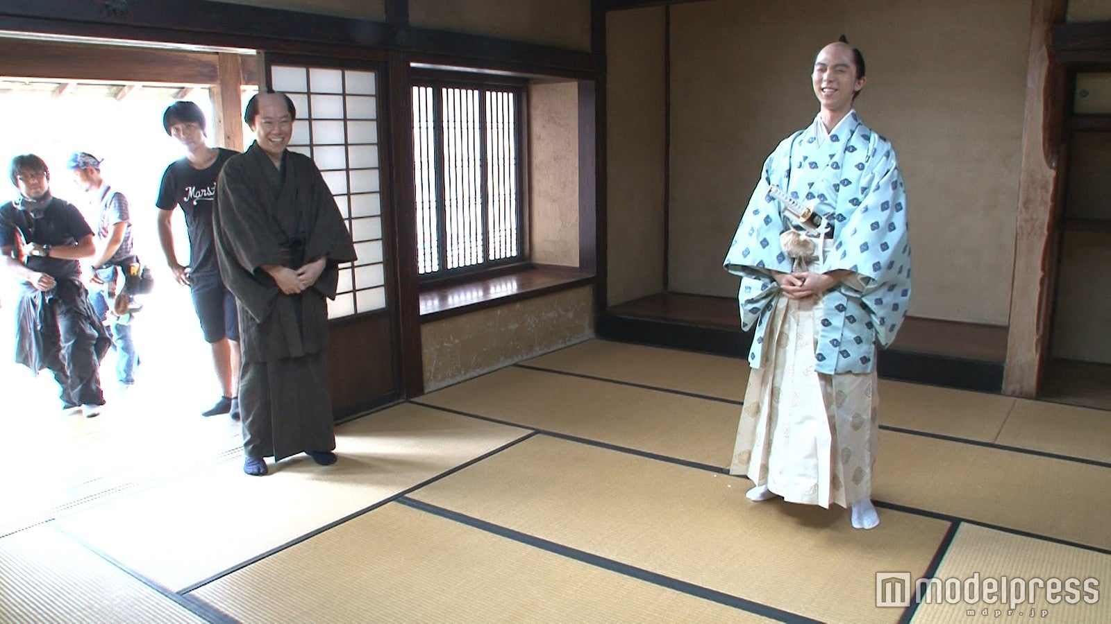 阿部サダヲ（左）、羽生結弦選手（右）／映画「殿、利息でござる！」メイキング映像より（C）2016「殿、利息でござる！」製作委員会