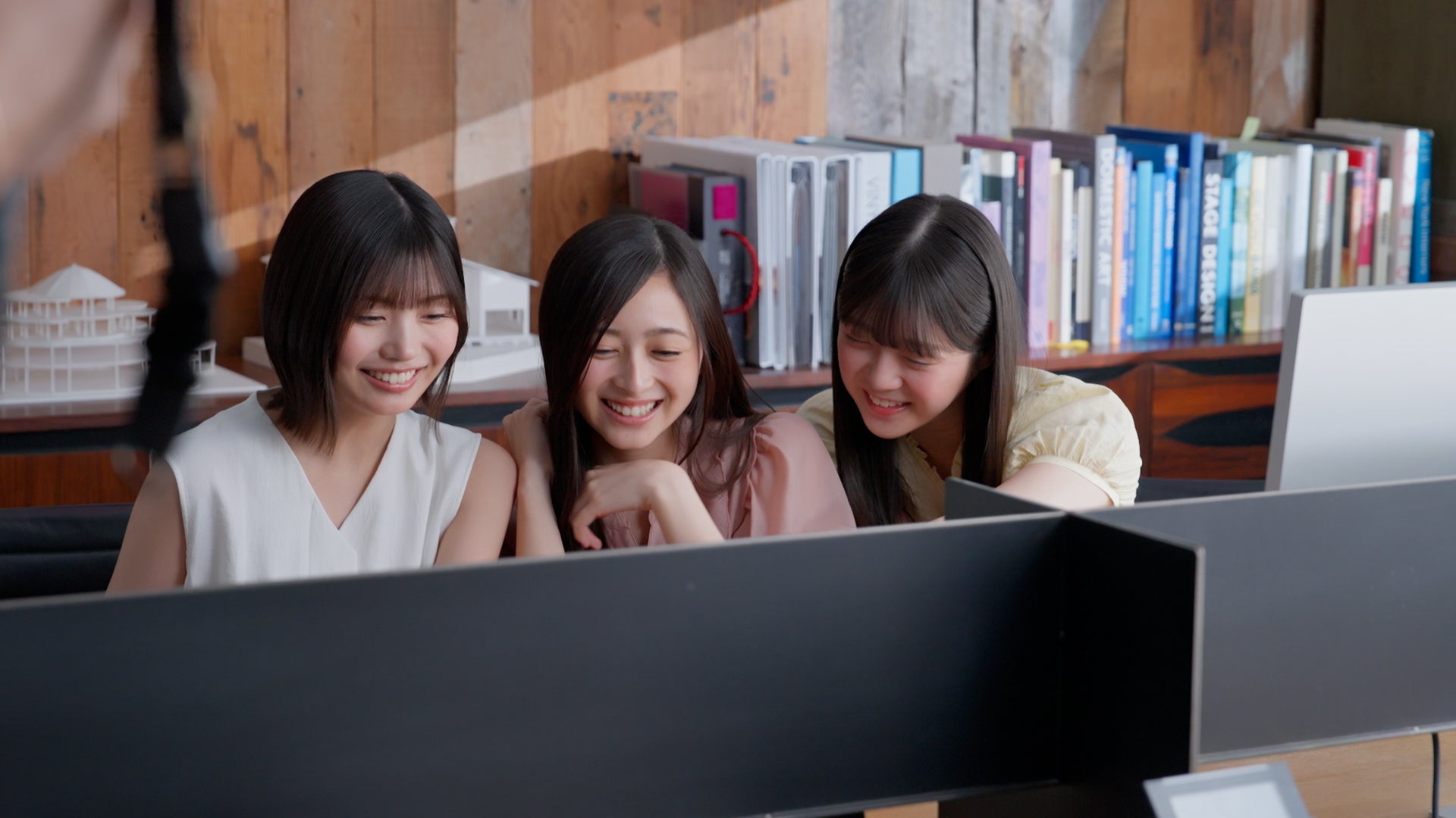 乃木坂46／新TVCM「メイク仕上げの新習慣！」篇メイキング（C）乃木坂46LLC