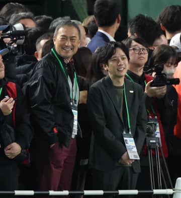 侍ジャパン 試合前練習に渡辺謙＆二宮和也の姿 熱烈な日本ハムファンで知られるアイドルも 海外からも元メジャーリーガーが練習見守る