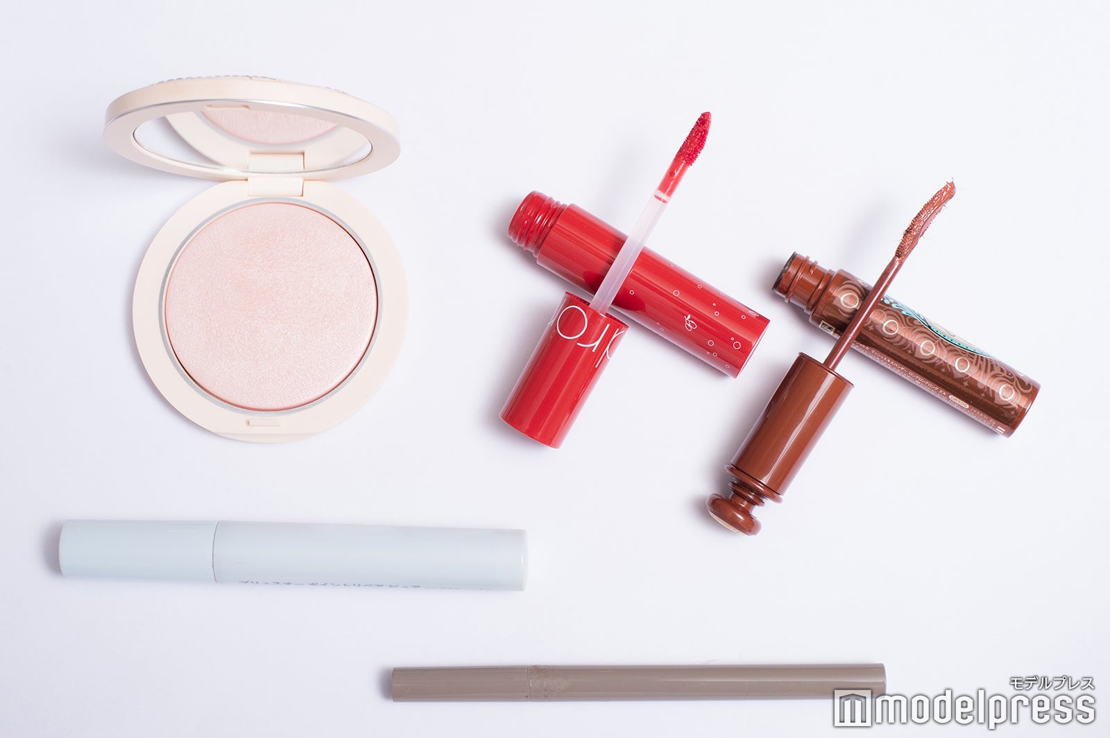 小室瑛莉子アナのメイクポーチの中身をチェック！（C）モデルプレス