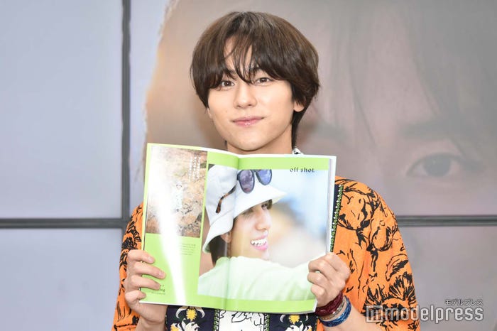 お気に入りページを見せる山下幸輝(C)モデルプレス