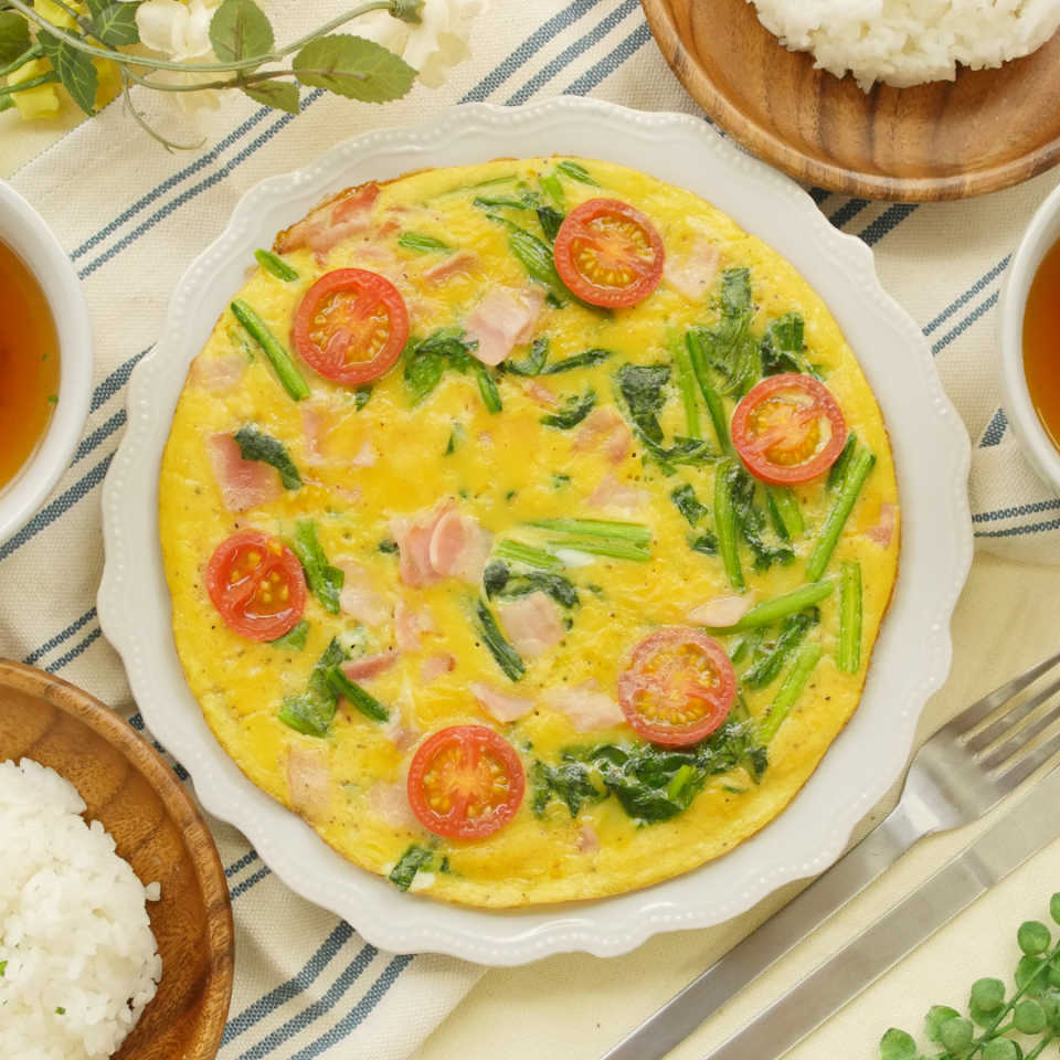 芸術級の華やかさ!じゃがいもほうれん草のオープンオムレツ
