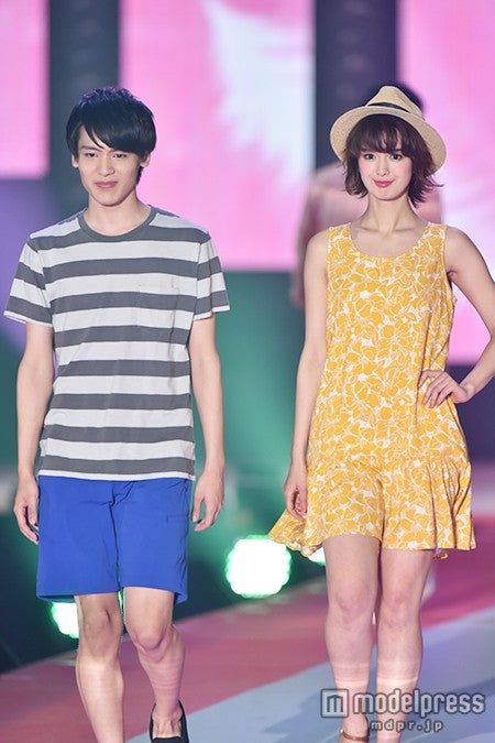 クールにランウェイをウォーキング