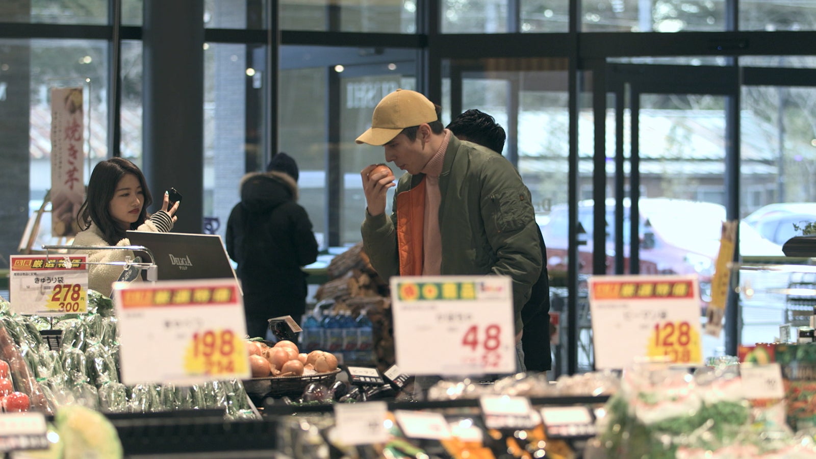 安未、雄大の真似？をする至恩「TERRACE HOUSE OPENING NEW DOORS」11th WEEK（C）フジテレビ／イースト・エンタテインメント