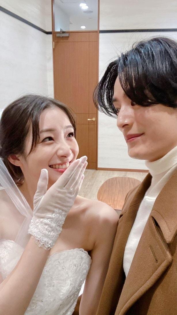 足立梨花 結婚式のドレス選び時の塩野瑛久との2ショットを公開 夫婦になって 楽しいけど まだまだ実感がないあだちです 私たち結婚しました 2 モデルプレス