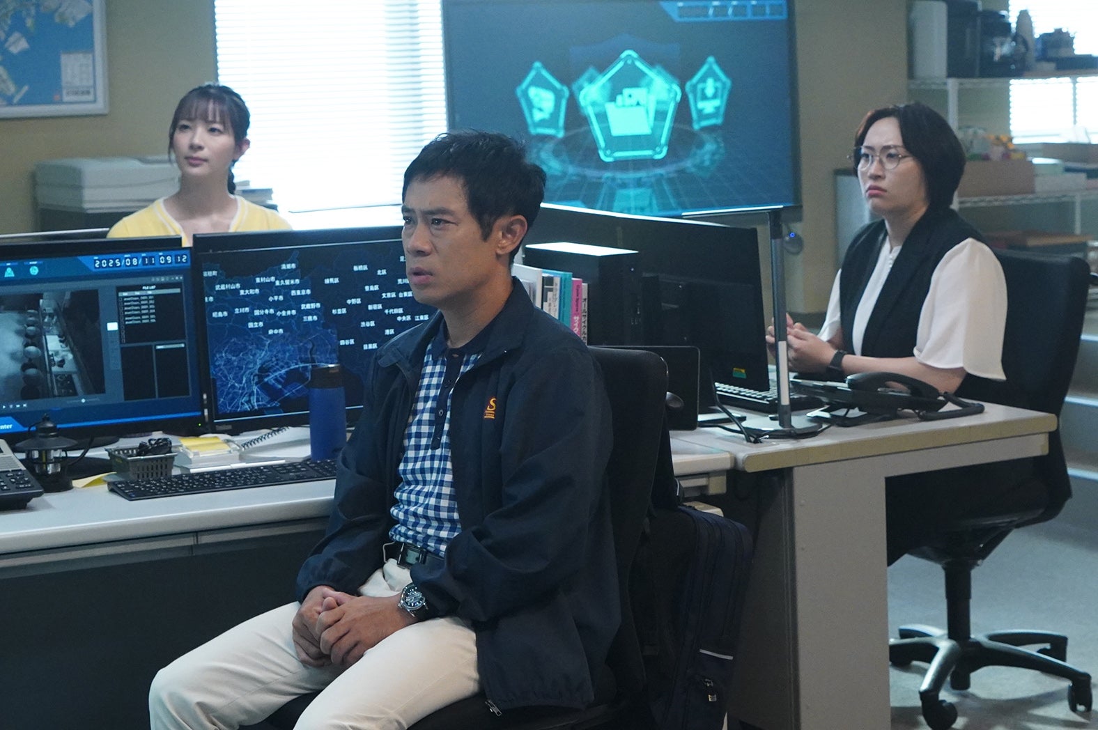 足立梨花、伊藤淳史、丸山礼「大追跡～警視庁SSBC強行犯係～」第6話（C）テレビ朝日・東映