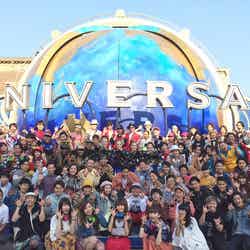 Little Glee Monster×USJ、総勢100名参加の壮大コラボ実現／Despicable Me, Minion Made and all related marks and characters are trademarks and copyrights of Universal Studios. Licensed by Universal Studios Licensing LLC. All Rights Reserved.TM＆（C）2017 Sesame Workshop（C）2017 Peanuts Worldwide LLC　TM＆（C）Universal Studios.　All rights reserved.rights reserved. 