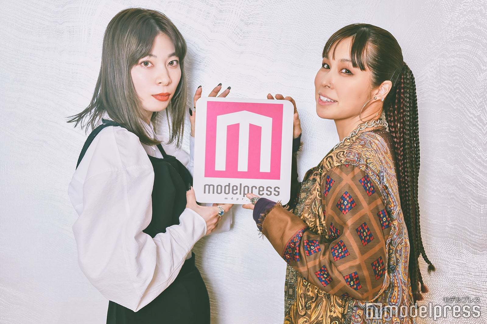 （左から）とんだ林蘭、AI（C）モデルプレス