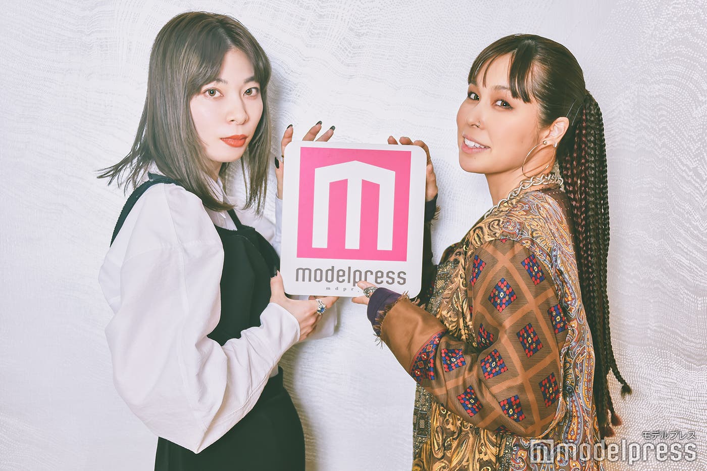 (左から)とんだ林蘭、AI(C)モデルプレス