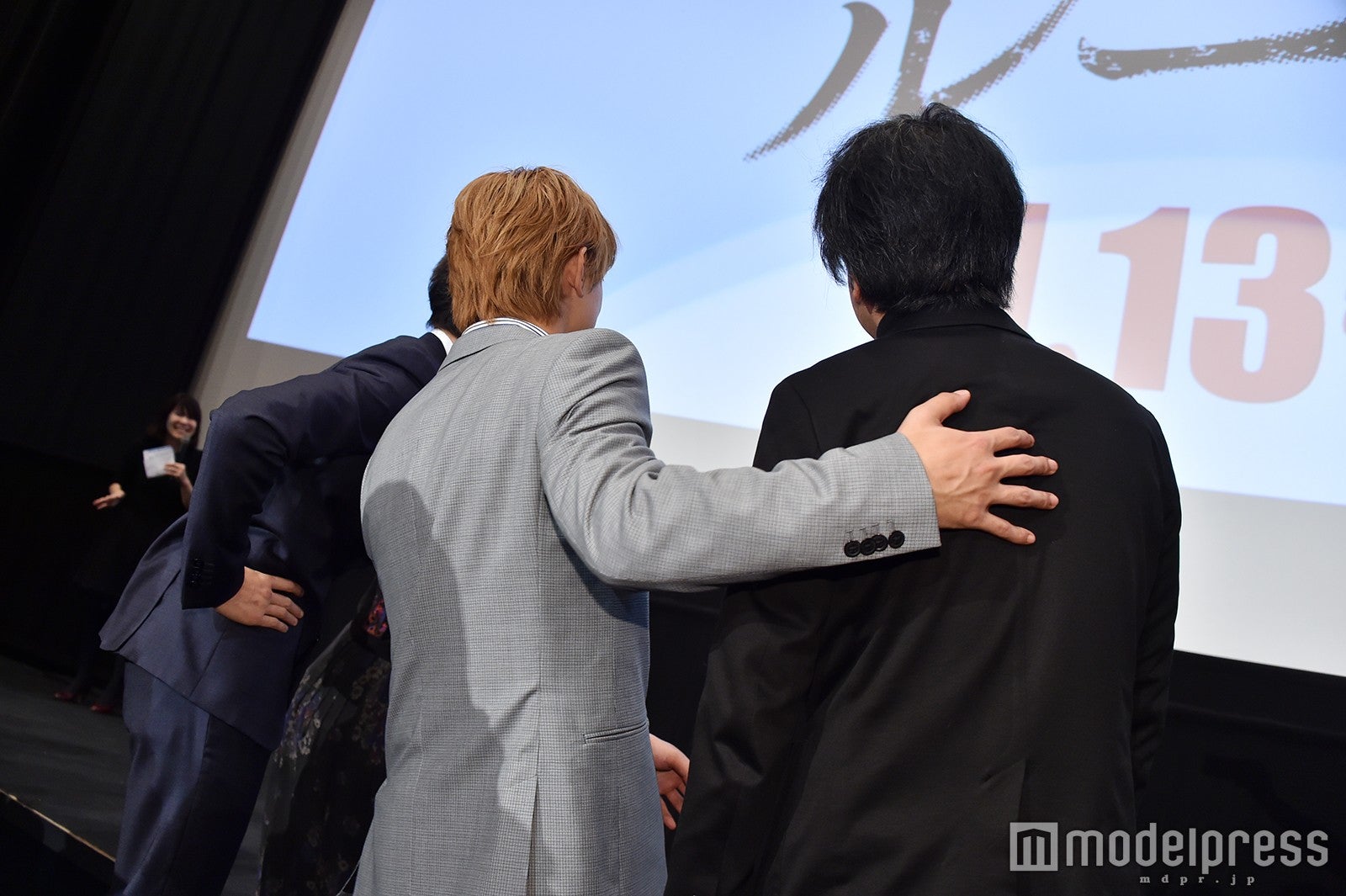 自撮りをする監督＆キャスト陣（C）モデルプレス