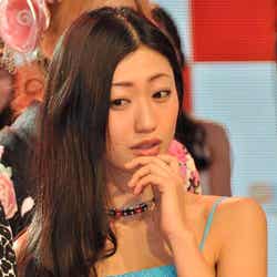 セクシーな表情を浮かべる壇蜜