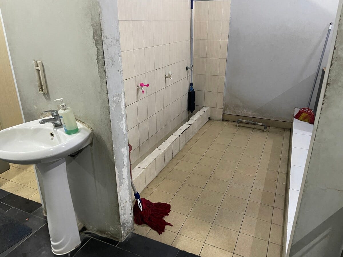 礼拝前に体の一部を洗い清めるための洗い場