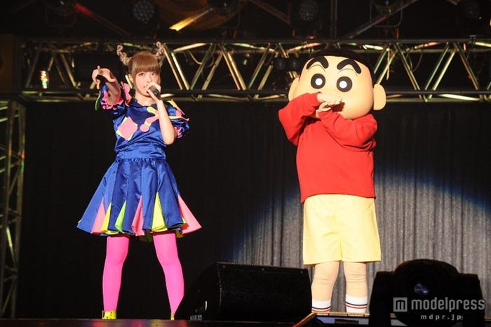 きゃりーぱみゅぱみゅ(左)と野原しんのすけ(右)