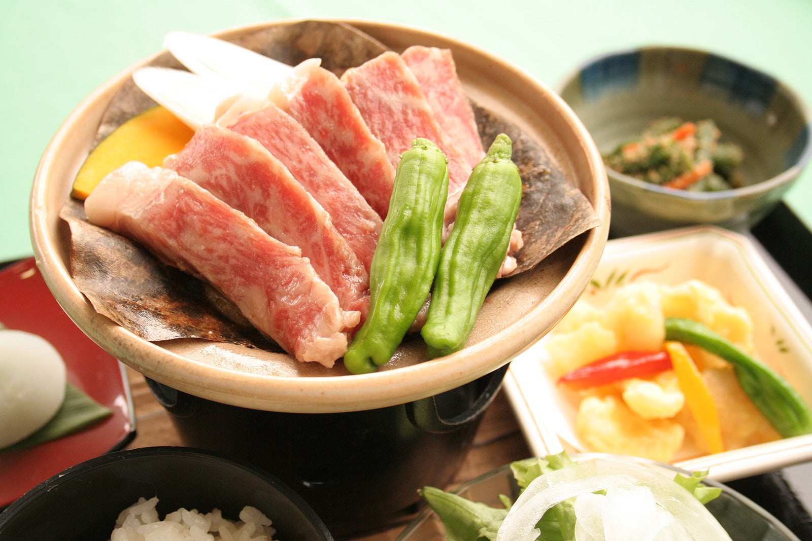 飛騨牛朴葉味噌焼き御膳／画像提供：中部スノーアライアンス