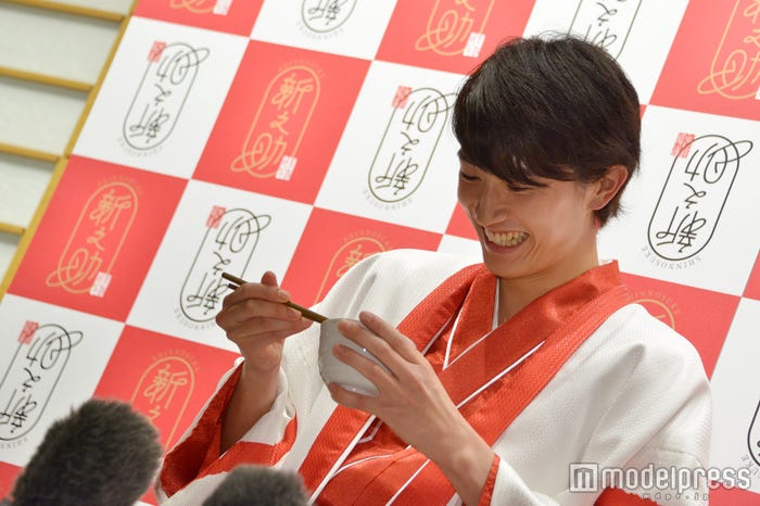 ご飯を試食 (C)モデルプレス