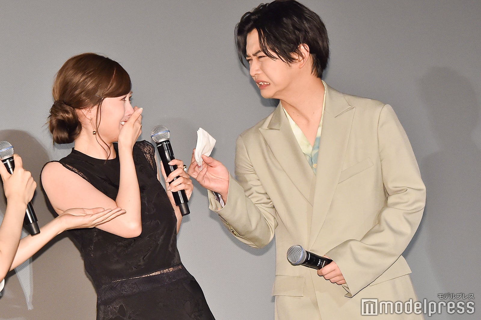 白石麻衣にハンカチを差し出す千葉雄大「泣けるよね！」 （C）モデルプレス