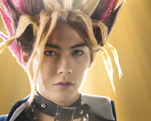 賀来賢人“遊戯”姿に変身「僕にしかフィットしない」佐藤二朗&福田雄一監督が集結