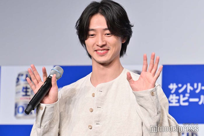 手を振る山崎賢人(C)モデルプレス