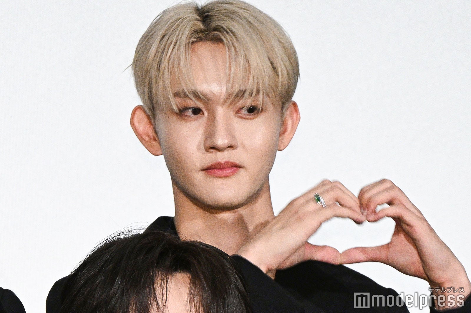 控えめにハートを作る田島将吾（C）モデルプレス