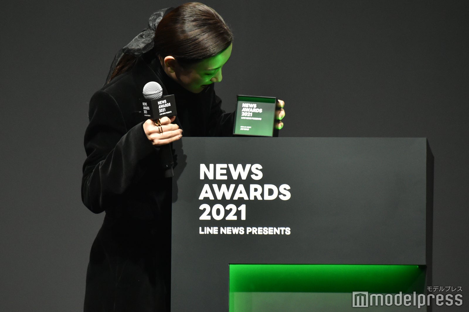 トロフィーを置く場所に迷う永野芽郁（C）モデルプレス